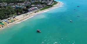 På stranden og hvit sand