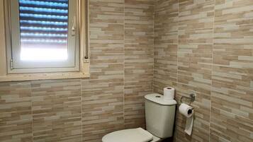 Quarto básico | Banheiro | Produtos de toalete grátis, secador de cabelo, sabonete, shampoo