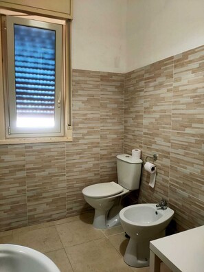 Basic Room | Bathroom | Free toiletries, hair dryer, soap, shampoo - bed and fly aeroporto catania (Catania)