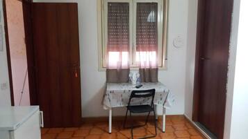 Habitación cuádruple Confort, vista a la ciudad | Escritorio y wifi gratis