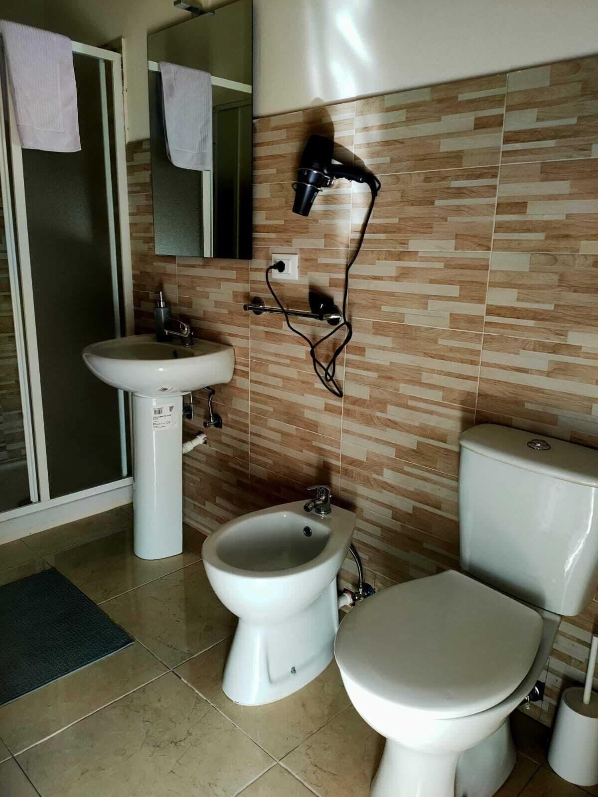 Chambre Triple, 1 chambre | Salle de bain | Articles de toilette gratuits, sèche-cheveux, savon, shampoing