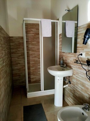 Classic-Dreibettzimmer, 1 Schlafzimmer | Badezimmer | Kostenlose Toilettenartikel, Haartrockner, Seife, Shampoo
