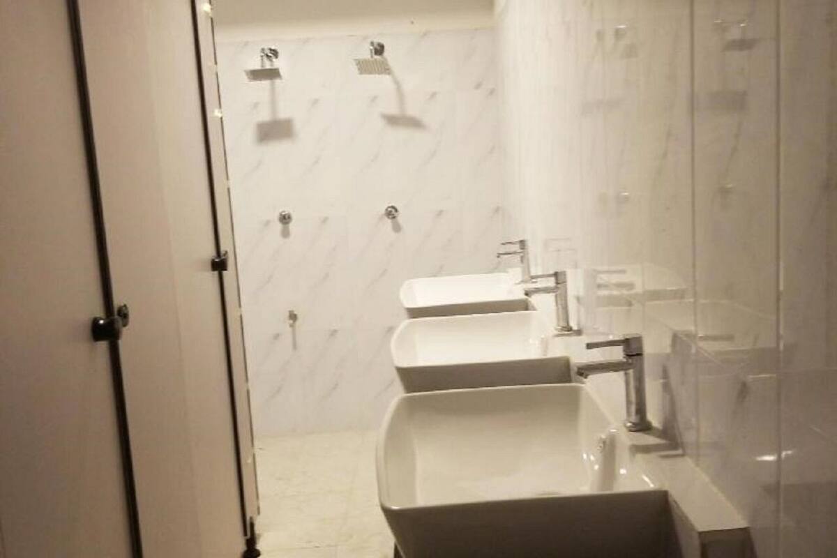 Dormitorio compartido básico | Baño