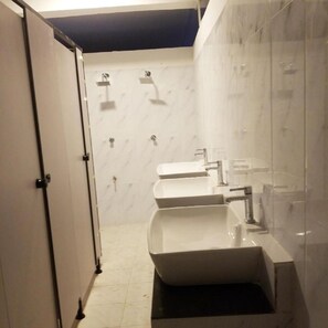 Gemeinsamer Basic-Schlafsaal | Badezimmer