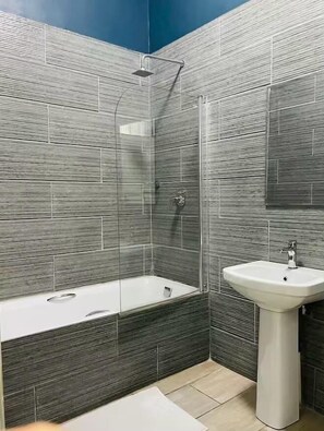 Deluxe studio suite | Badkamer | Handdoeken, zeep, toiletpapier