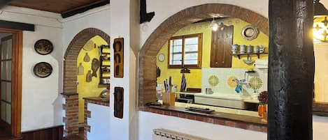 KĂŒhlschrank, Mikrowelle, Ofen, Herdplatte
