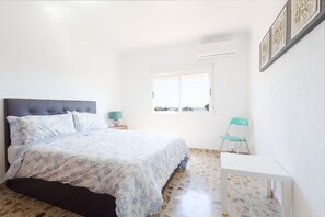 4 chambres, bureau, fer et planche à repasser, lit parapluie