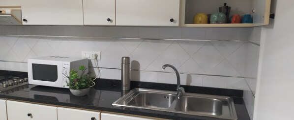 Réfrigérateur, micro-ondes, plaque de cuisson, cafetière/bouilloire