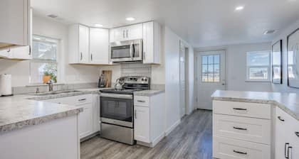 Charming 2-bedroom house with AC, WiFi centrally located in Montrose, CO