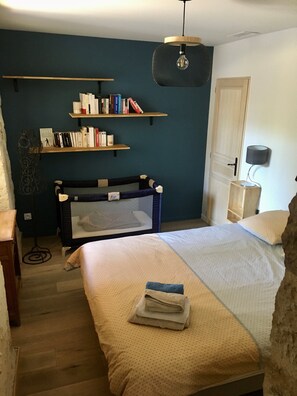 3 bedrooms, iron/ironing board, WiFi, bed sheets