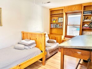4 bedrooms, desk, free WiFi, bed sheets