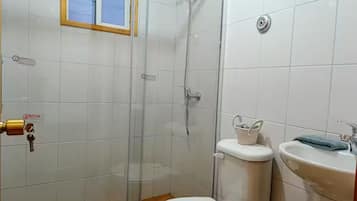 Sèche-cheveux, serviettes fournies, savon, papier toilette