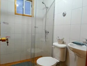 Haartrockner, Handtücher, Seife, Toilettenpapier