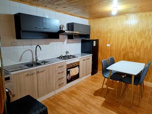 Private kitchen - Country Cabin, 15 km from Coyhaique, Sector el Salto (Coyhaique)
