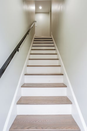 Staircase - Stylish Minimalist Stay in City Center (Philadelphia)