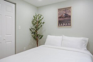 Apartment, 2 Bedrooms | Bathroom | Combined shower/tub, towels, soap, shampoo - Stylish Minimalist Stay in City Center (Philadelphia)