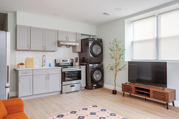 Apartment, 3 Bedrooms | Bathroom | Combined shower/tub, towels, soap, shampoo