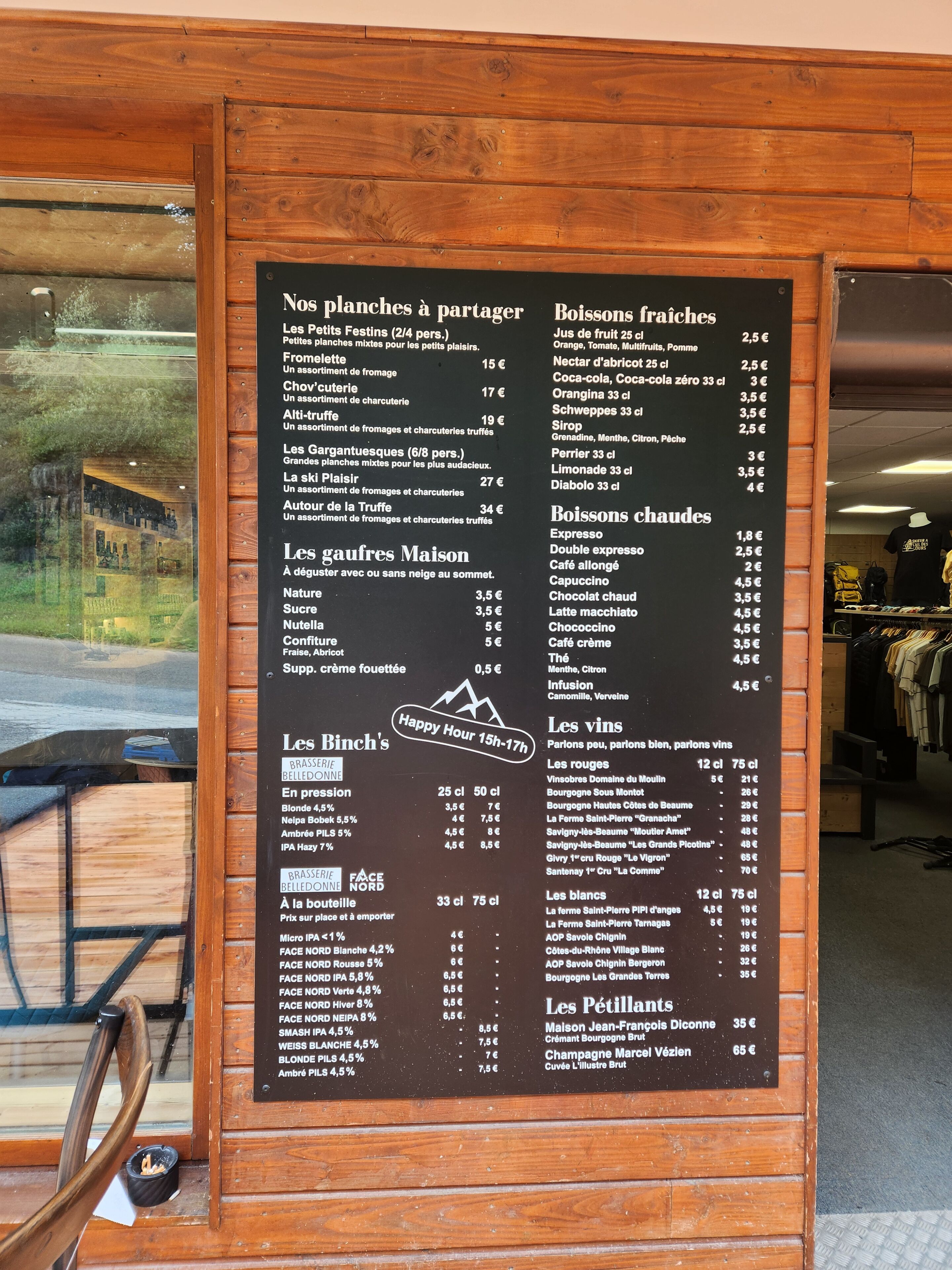 Un panneau affichant le menu, avec différentes options de plats et de boissons, ainsi que les prix.