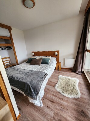 2 bedrooms, travel cot, free WiFi