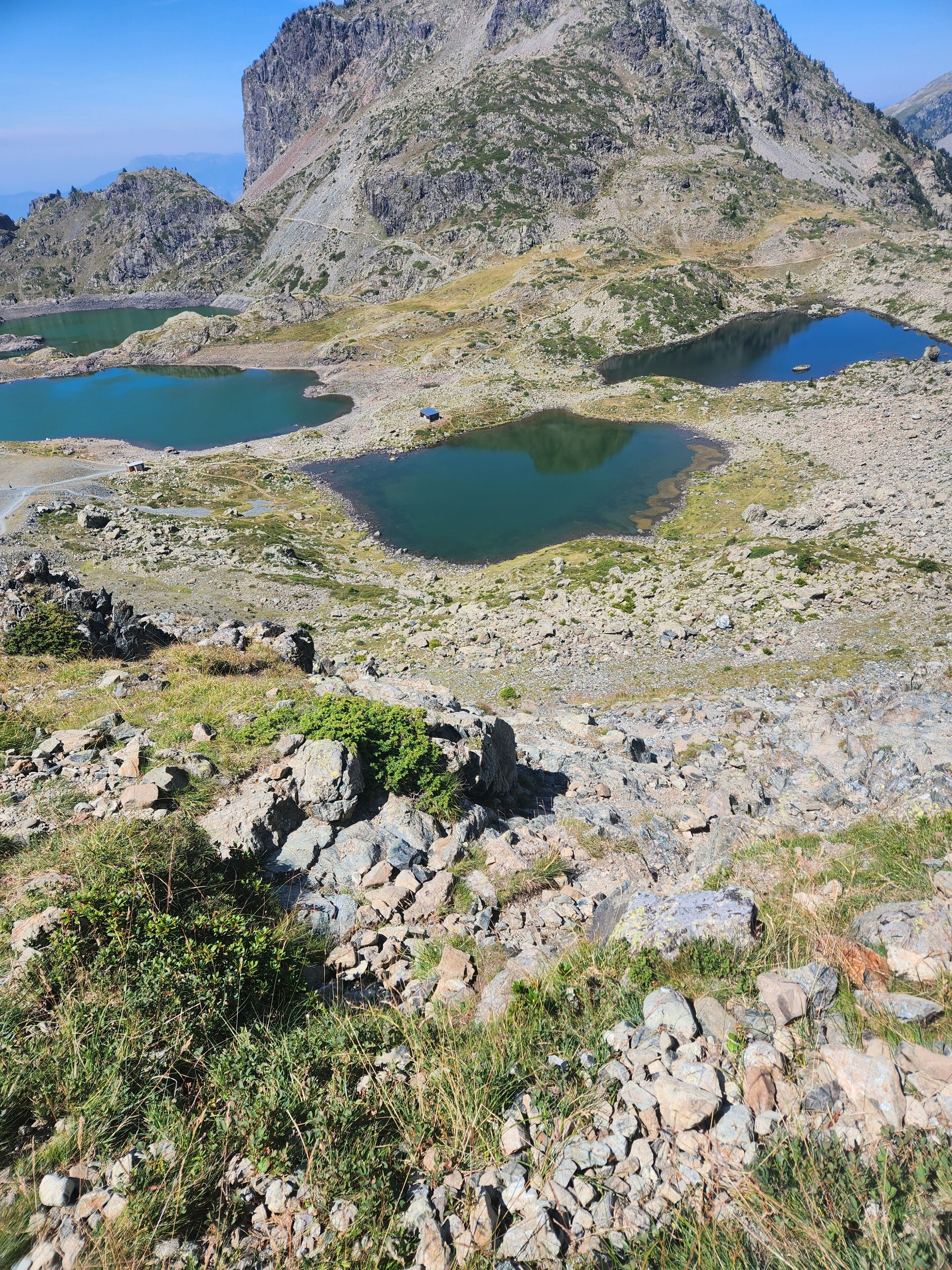 Eine gebirgige Landschaft mit felsigem Gelände und mehreren kleinen Teichen.