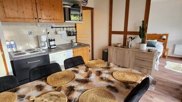 Geladeira, micro-ondas, fogão, cooktop