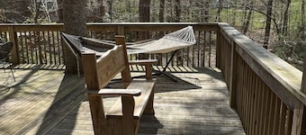 Cozy Treehouse in Walland. Queen bed, walk in shower, privacy, hot tub!