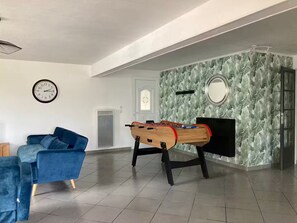 Games room - Mountain views with Heated pool and optional Jacuzzi. South of France (Olargues)