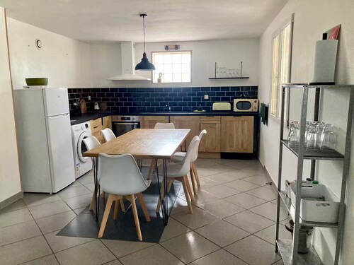 Mountain views with Heated pool and optional Jacuzzi. South of France