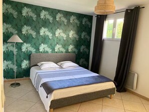 3 bedrooms, desk, travel cot, WiFi - Mountain views with Heated pool and optional Jacuzzi. South of France (Olargues)