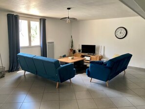 Smart TV, computer monitors, printers - Mountain views with Heated pool and optional Jacuzzi. South of France (Olargues)