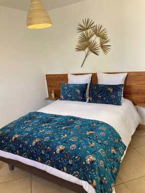 3 bedrooms, desk, travel cot, WiFi - Mountain views with Heated pool and optional Jacuzzi. South of France (Olargues)