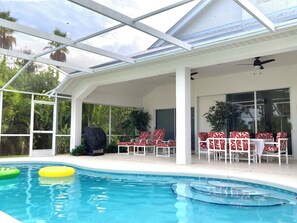 Een buitenzwembad en een verwarmd zwembad