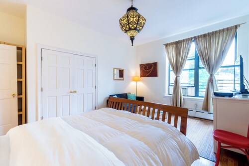 spacious quiet bright 2-bedroom 2 bathroom in a Harlem brownstone with AC, WiFi