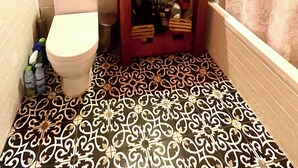 Un baño pequeño con inodoro, lavamanos y zona de ducha.