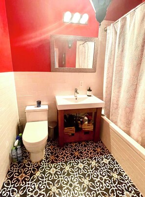 Douche, sèche-cheveux, serviettes fournies