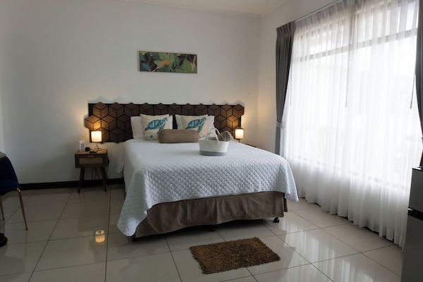 Habitación Deluxe doble de uso individual, 1 cama de matrimonio con sofá cama, no fumadores | Ropa de cama de alta calidad y edredones de plumas