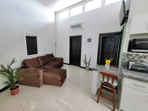 패밀리 아파트, 침실 2개, 금연, 주방 | 거실 공간 | 디지털 채널 시청이 가능한 27인치 스마트 TV