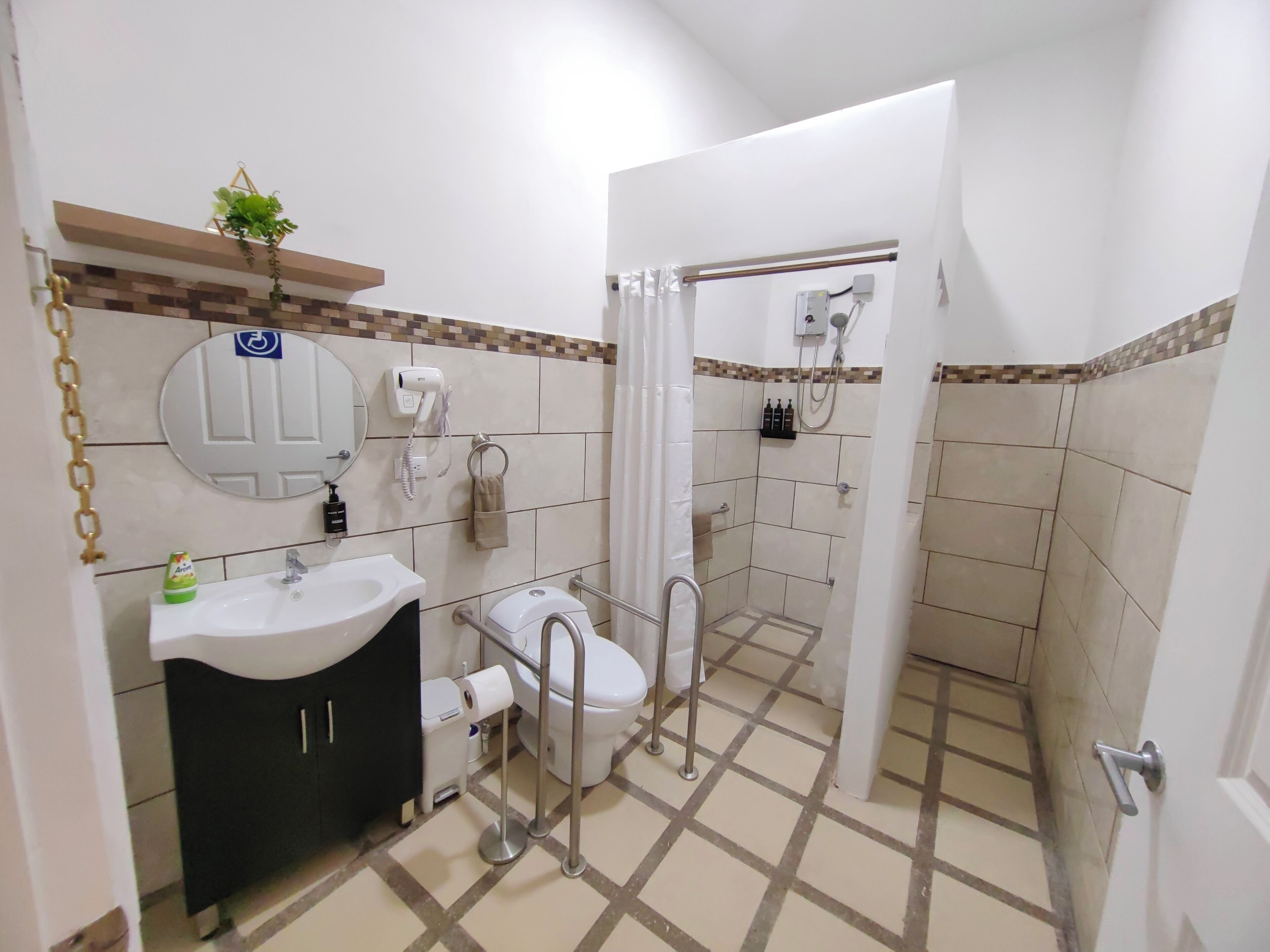 Une salle de bain équipée d’un lavabo, de toilettes et d’une douche.