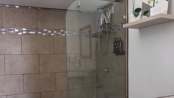 Deluxe-Doppelzimmer zur Einzelnutzung, 1 Queen-Bett und Schlafsofa, Nichtraucher, eigenes Bad | Badezimmer | Dusche, Haartrockner, Handtücher, Seife