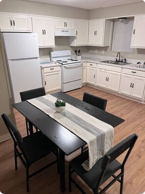 Fridge, microwave, oven, stovetop - Superb 3-bedroom house with AC in Monroe (Monroe)