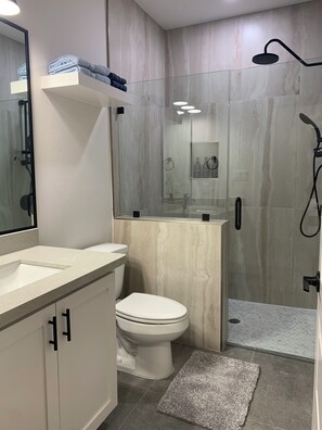 Hair dryer, towels, soap, toilet paper - 3-bedroom house in Brownsville with AC, Wi-Fi & Appliances. Enjoy your stay! (Brownsville)