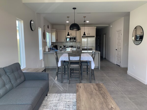 Interior - 3-bedroom house in Brownsville with AC, Wi-Fi & Appliances. Enjoy your stay! (Brownsville)