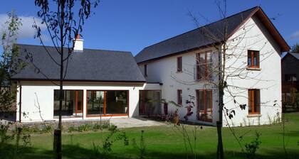 Large Detached Home to Sleep up to 10 People Just 5 Mins From Kenmare Town