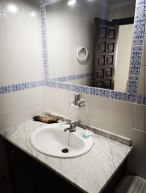 Een haardroger, handdoeken, zeep, toiletpapier