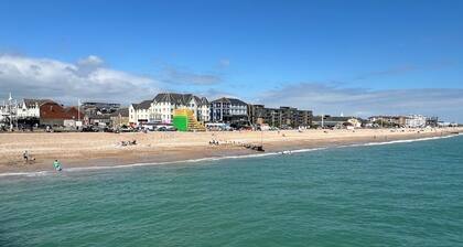 Luxury ground floor Georgian apartment with garden, by the sea, 6 guests.