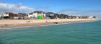 Luxury  ground floor Georgian apartment with garden, by the sea, 6 guests.