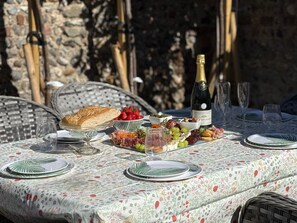 Outdoor dining - 2 luxury Georgian apartments, Hot-tub, Sea views, 12 guests (West Sussex)