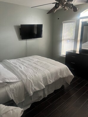 3 chambres, fer et planche à repasser, Wi-Fi, draps fournis