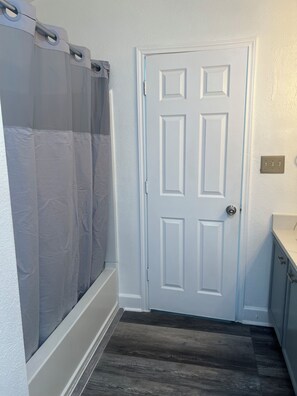 Haartrockner, Handtücher, Toilettenpapier