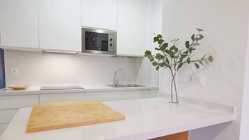 Een koelkast, een magnetron, een kookplaat